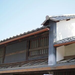 Traditional japanese architecture showcases a beautiful building.